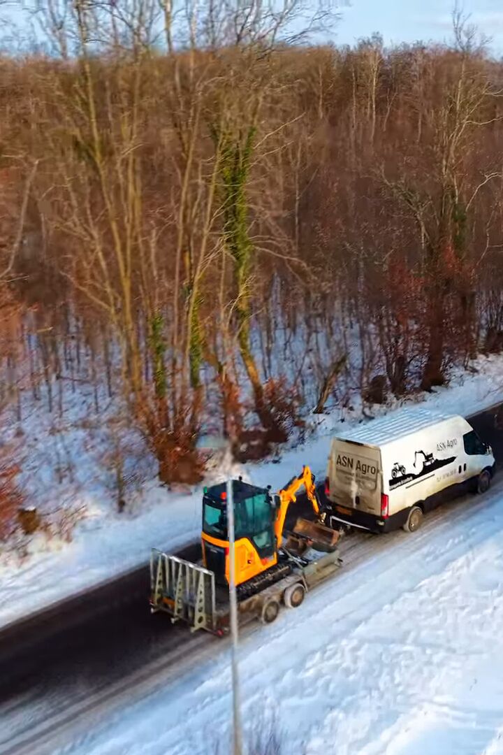 Maskine på trailer på vej til en opgave